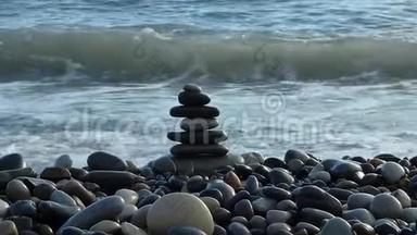 海滩上的禅石在海边的海浪中破碎